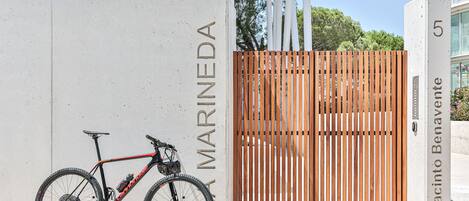 A mountain bike parked against a wall with the text "MARINEDA" and "Jacinto Benavente" visible.