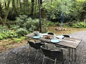 Outdoor dining - Peaceful Outdoor Living near the Blue Ridge Parkway and 5 min to Boone! (Boone)