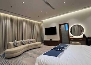 Luxe beddengoed, een minibar, een kluis op de kamer, een bureau