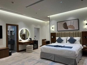 أغطية فراش متميزة وميني بار وخزنة داخل الغرفة ومكتب