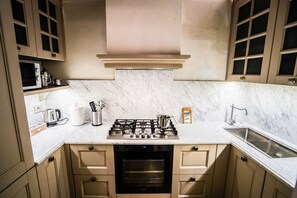 Réfrigérateur, four à micro-ondes, un four, surface de cuisson