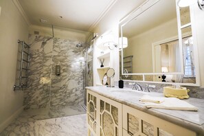 Dusche, Haartrockner, Bidet, Handtücher