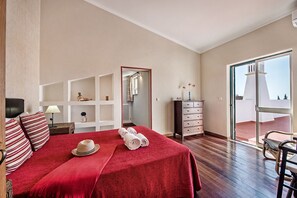 4 soverom, safe på rommet, strykejern/-brett og wi-fi (inkludert)