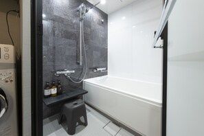 Sèche-cheveux, bidet, serviettes fournies, savon