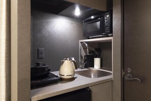 Mini-Kühlschrank, Mikrowelle, Herdplatte, Wasserkocher