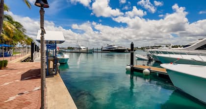 Welcome to Paradise! Gorgeous 2 BR ~~ Steps from the Beach