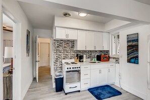 Fridge, microwave, oven, stovetop - Welcome to Paradise! Gorgeous 2 BR ~~ Steps from the Beach (West Palm Beach)