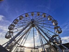 A large Ferris wheel with multiple cabins, set against a clear sky. - Gorgeous Horsebox at Glamp in Style in East Sussex (Battle)