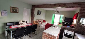 TV, fireplace - Country house with swimming pool, gazebo, barbecue, soccer field, playground. (Araçoiaba da Serra)