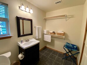 Tina con regadera, secadora de cabello, toallas, jabón 