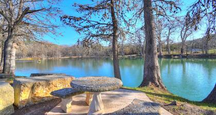 The East House, 2-Level, 3BR/2BA, Sleeps 8, Balcony, Porch