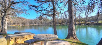 The East House, 2-Level, 3BR/2BA, Sleeps 8, Balcony, Porch