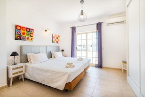 4 soverom, safe på rommet, strykejern/-brett og wi-fi (inkludert)