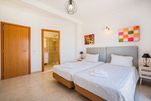 4 chambres, coffre-fort, fer et planche à repasser