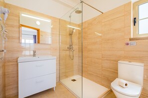 Shower, towels, shampoo