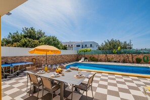 Outdoor dining - Villa Duarte (Albufeira)
