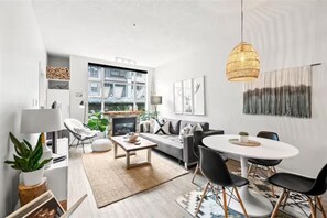 Un salon moderne avec un canapé, une table basse et un coin repas.