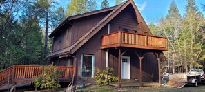 Exterior - Country Acres  Retreat/ Minutes away from golf, Rogue River, historic G street (Grants Pass)