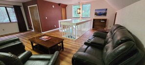 Living area - Country Acres  Retreat/ Minutes away from golf, Rogue River, historic G street (Grants Pass)