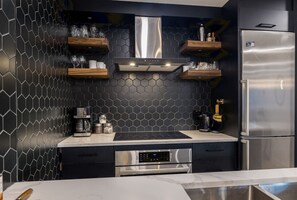 Kühlschrank, Mikrowelle, Ofen, Herdplatte