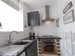 Cottage | Private kitchen | Fridge, electric kettle, toaster, cookware/dishes/utensils - 18b New Street (Buckie)