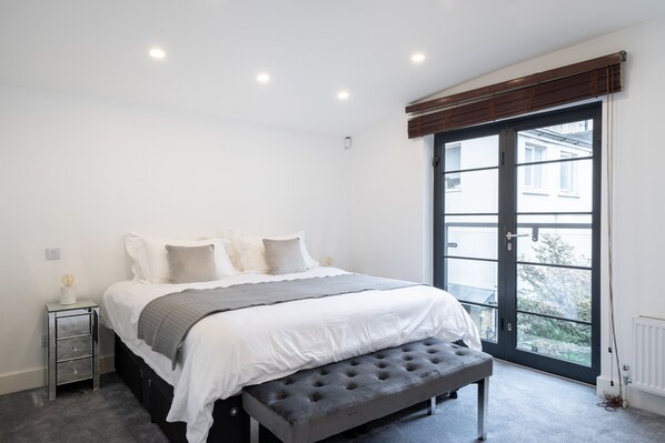 3 bedrooms, desk, iron/ironing board, free WiFi