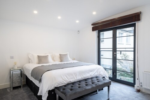 SUPERB 3 BEDROOM AND OFFICE COVENT GARDEN HOUSE