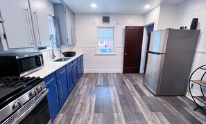 Fridge, microwave, oven, stovetop - 4 Bedroom, 2 Bathrooms, Remodeled Home, 5 Minutes From Niagara Falls State Park (Niagara Falls)