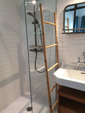 Dusche, Haartrockner, Handtücher, Seife