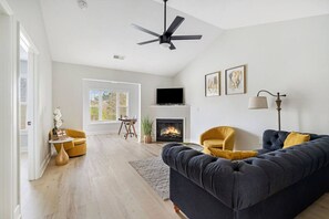 Televisión y chimenea 