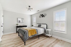 2 habitaciones, escritorio, tabla de planchar con plancha y wifi 