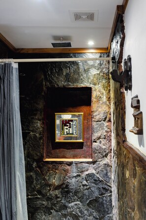 Deluxe Triple Room | Bathroom
