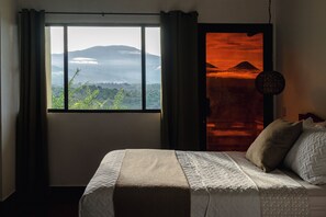 Deluxe tweepersoonskamer, balkon, uitzicht op bergen | Gratis wifi, beddengoed