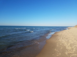 Playa en los alrededores, camastros y toallas de playa