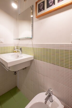 Douche, sèche-cheveux, serviettes fournies