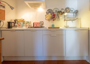 Fridge, oven, stovetop, coffee/tea maker - 1840 Moro Apartment Renovated (Roma)