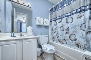 Combined shower/bathtub, towels
