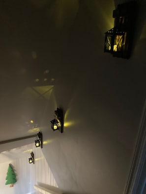Eine Decke mit eingelassenen Leuchten und einer kleinen Weihnachtsbaumdekoration.