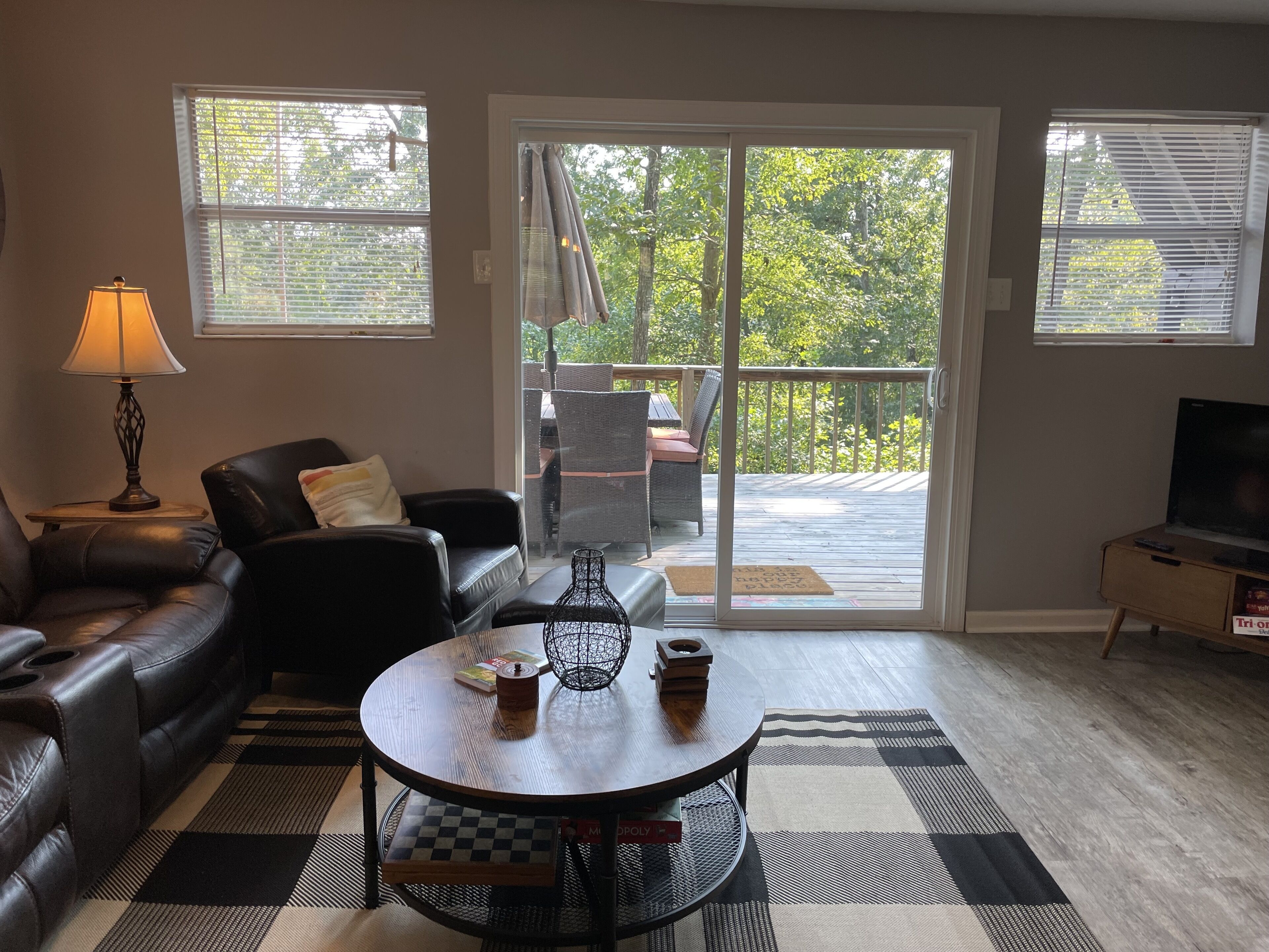 Una televisión, un reproductor estéreo