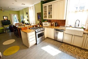 Kühlschrank, Mikrowelle, Herdplatte, Geschirrspüler