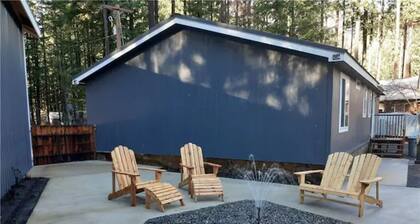 The Lazy B - Modern Cabin Tucked Among the Cedars. Mt. Ranier, White Pass.