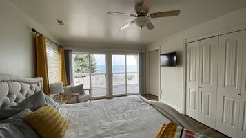 2 bedrooms, desk, iron/ironing board, travel crib