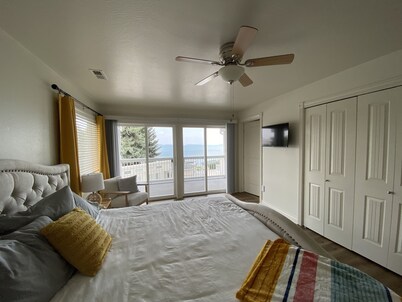 Lakefront Oasis - Lakefront w/ Views, Private Shared Dock, Wrap Around Deck