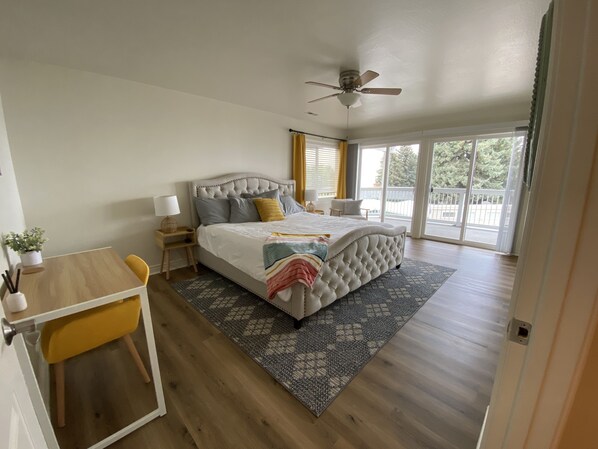 2 makuuhuonetta, työpöytä, silitysrauta/-lauta, vauvan matkasänky