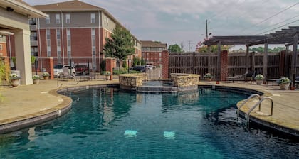 Houndstooth Hideaway-Book for football! Pool & workout facilities