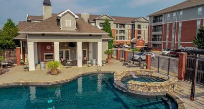 Houndstooth Hideaway-Book for football! Pool & workout facilities