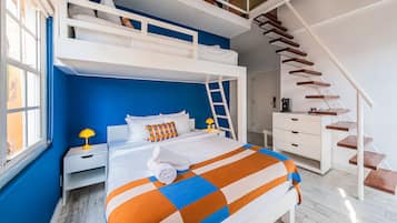 Familiekamer, Meerdere bedden, balkon | Hypoallergeen beddengoed, donsdekens, een kluis op de kamer