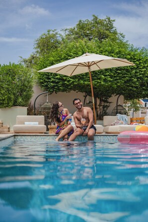 Outdoor pool, pool umbrellas, sun loungers - The Freedom Hotel (Willemstad)