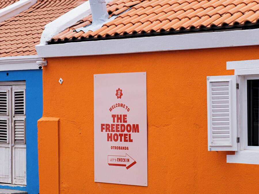 Een gebouw met een bordje met de tekst 'The Freedom Hotel' in Otoromba.