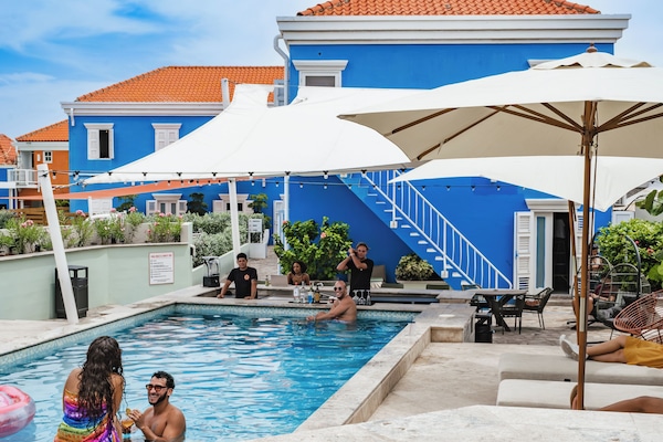 Een buitenzwembad, parasols voor strand/zwembad